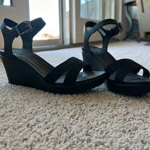 Black Crocs wedge